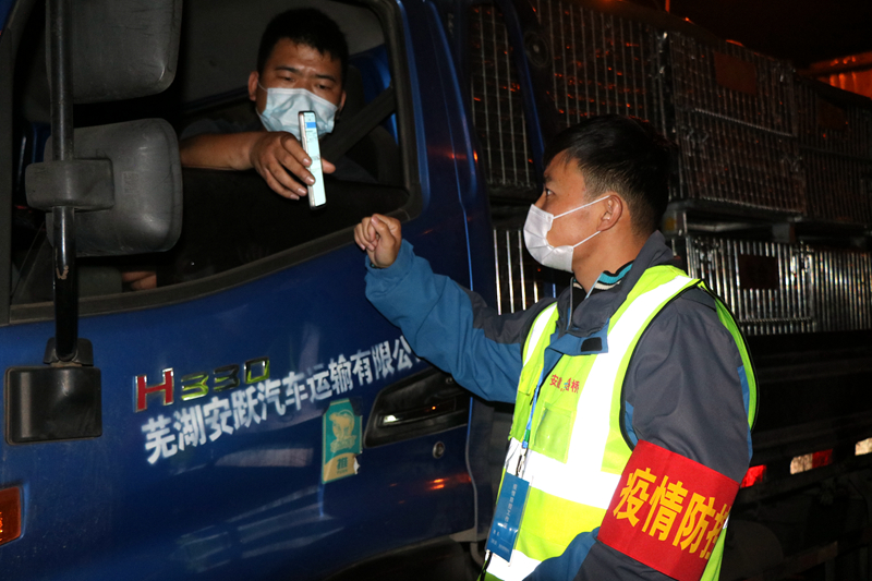 新一輪疫情發(fā)生后，安徽路橋迅速行動(dòng)，組織全體職工和勞務(wù)工人進(jìn)行全員核算檢測(cè)，筑牢疫情防控第一道防線。此外，還積極投身屬地疫情防控，踐行國企擔(dān)當(dāng)。